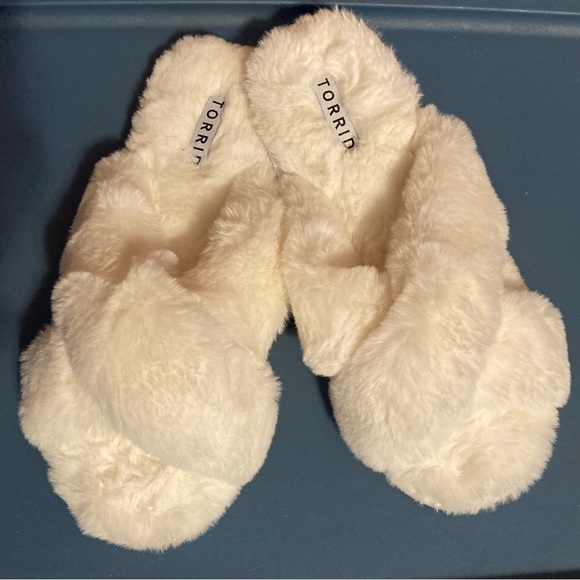 torrid Shoes - NWOT Glitter Trim Off White Open Toe Slippers Torrid size 9.5WW